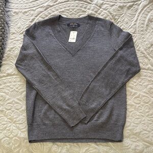 Women’s Brooks Brothers Italian 100% Merino Wool Gray V-Neck Sweater